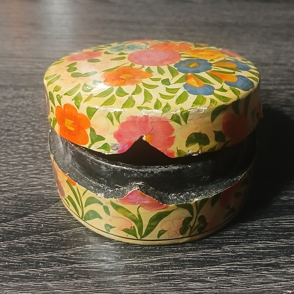 Vintage Floral Hand Painted Lacquered Paper Mache Trinket Box - Picture 7 of 12
